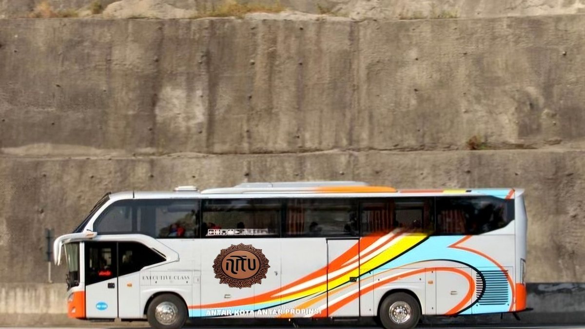 Pilgrimage group travelling by bus and tempo traveller from Delhi